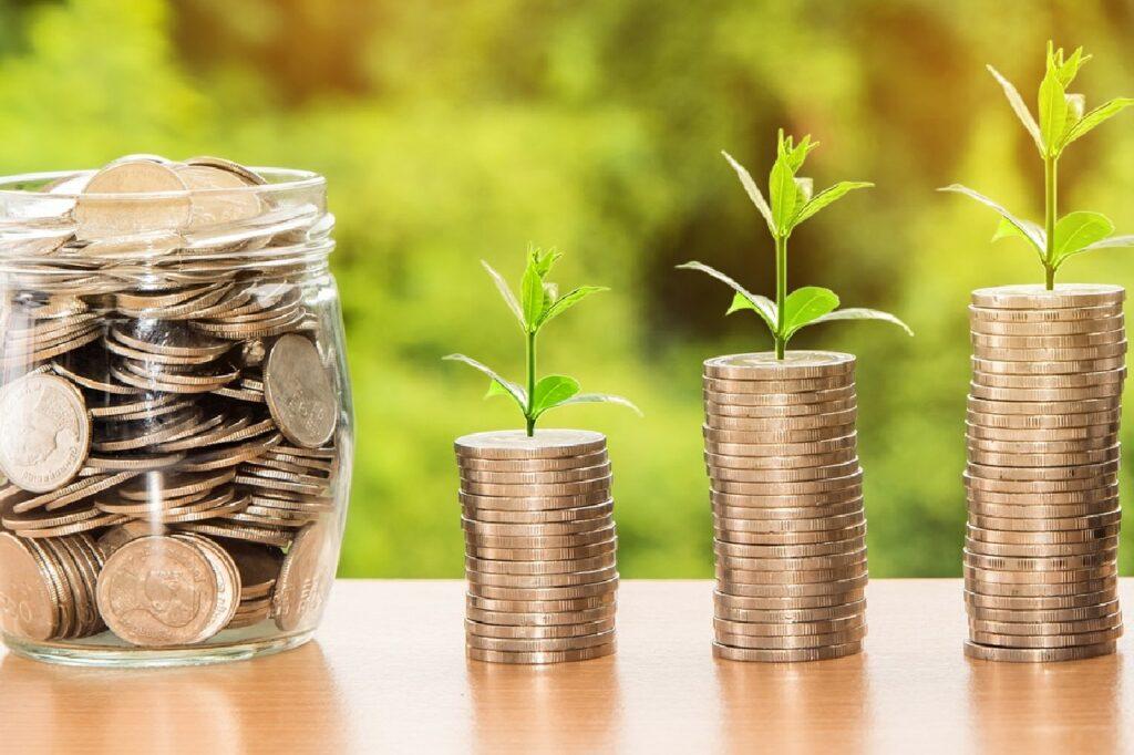 Mam długi czy mogę ogłosić upadłość - osoba z problemem zadłużenia zastanawia się nad rozwiązaniem